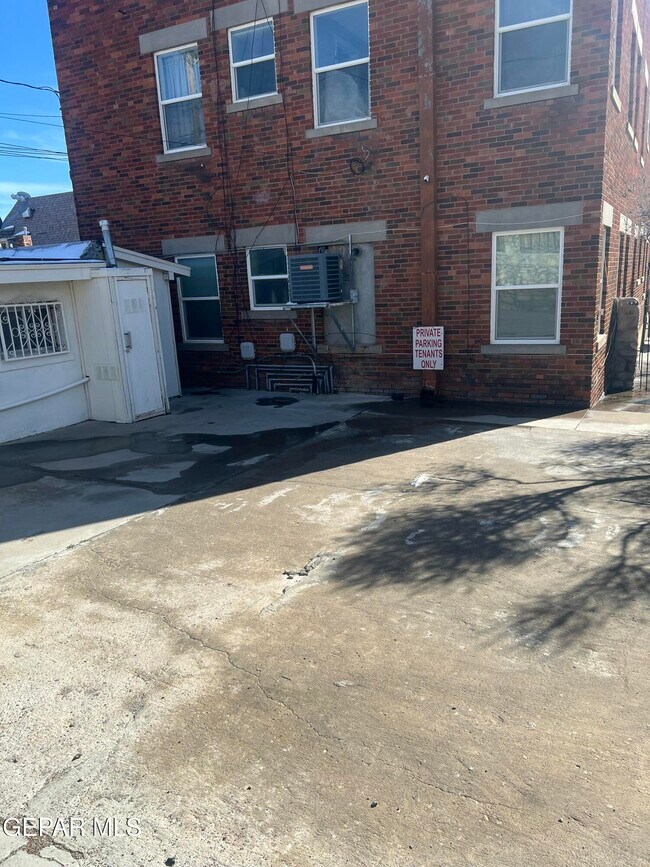 Building Photo - 3017 Altura Ave