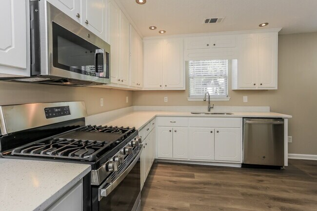 Building Photo - 3661 Colonnade Ct