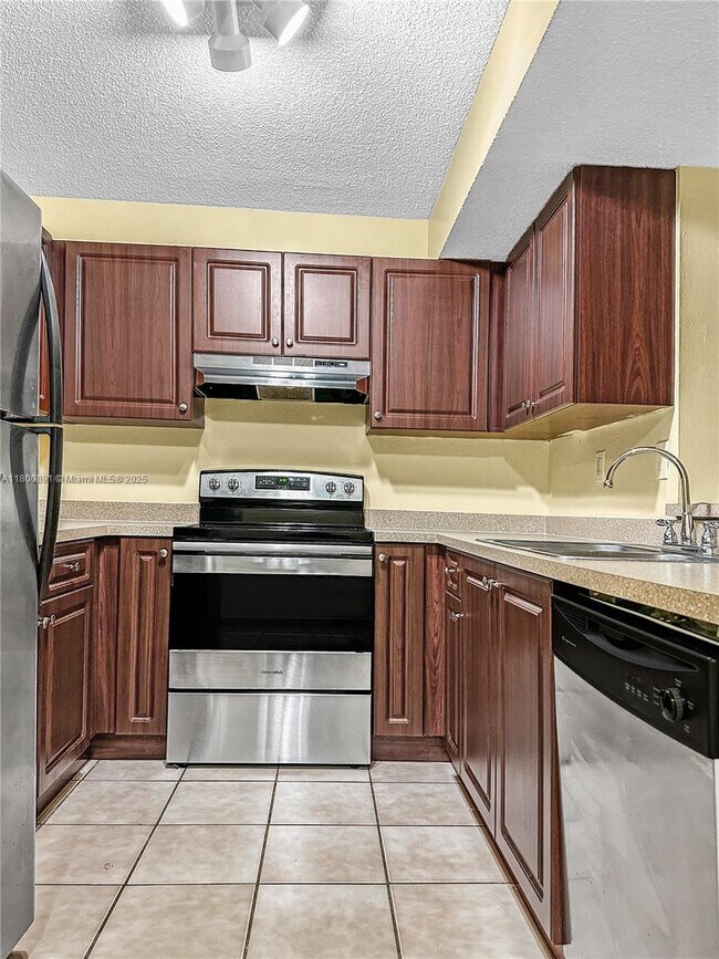 Building Photo - 250 Palm Cir W