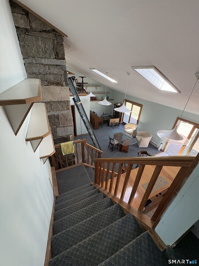 Building Photo - 40 Looking Glass Hill Rd