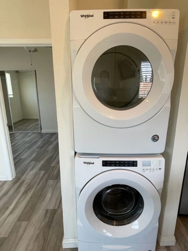 Building Photo - Newer Carriage Unit