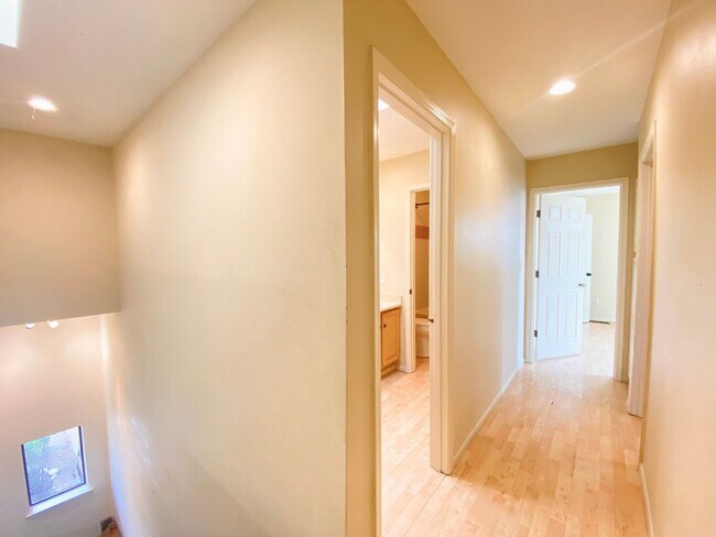 Building Photo - Spacious Home in Vista Primera