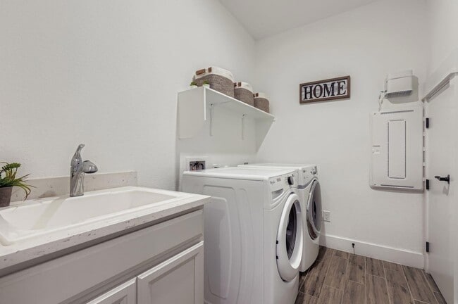 Building Photo - 6800 Cliff Rose Dr