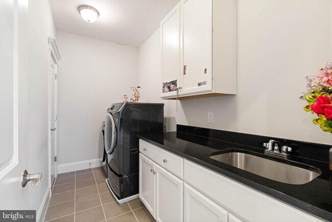 Building Photo - 1604 Colonial Ln