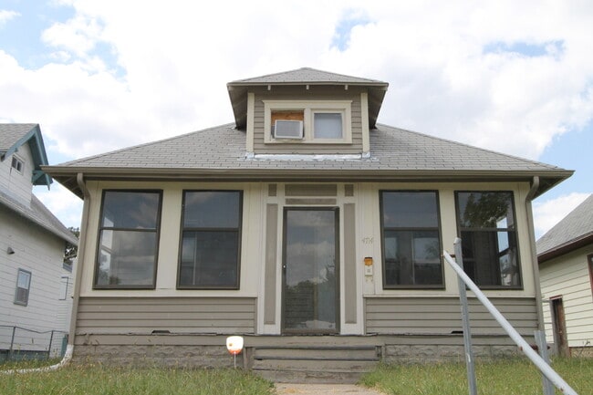 Building Photo - Cozy 2+ Bedroom Home in South Omaha! Pet F...