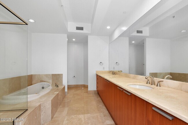 Building Photo - 231 Riverside Dr