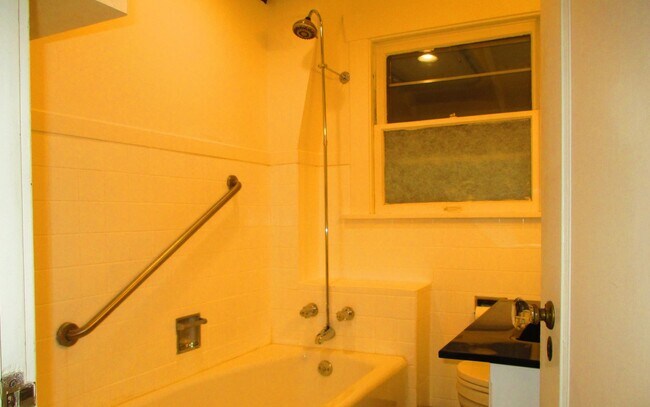 Building Photo - Khara, J - 1208 #B