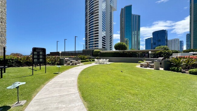 Building Photo - 2 BED/2 BATH FURNISHED UNIT AT HIGHLY DESI...