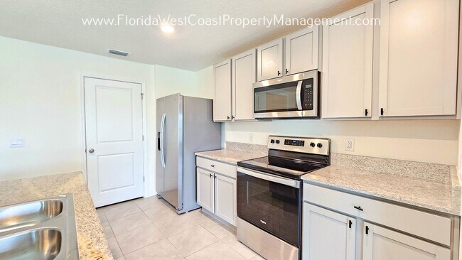 Building Photo - LOVELY 3 BEDROOM HOME WITHIN SILVERSTONE N...
