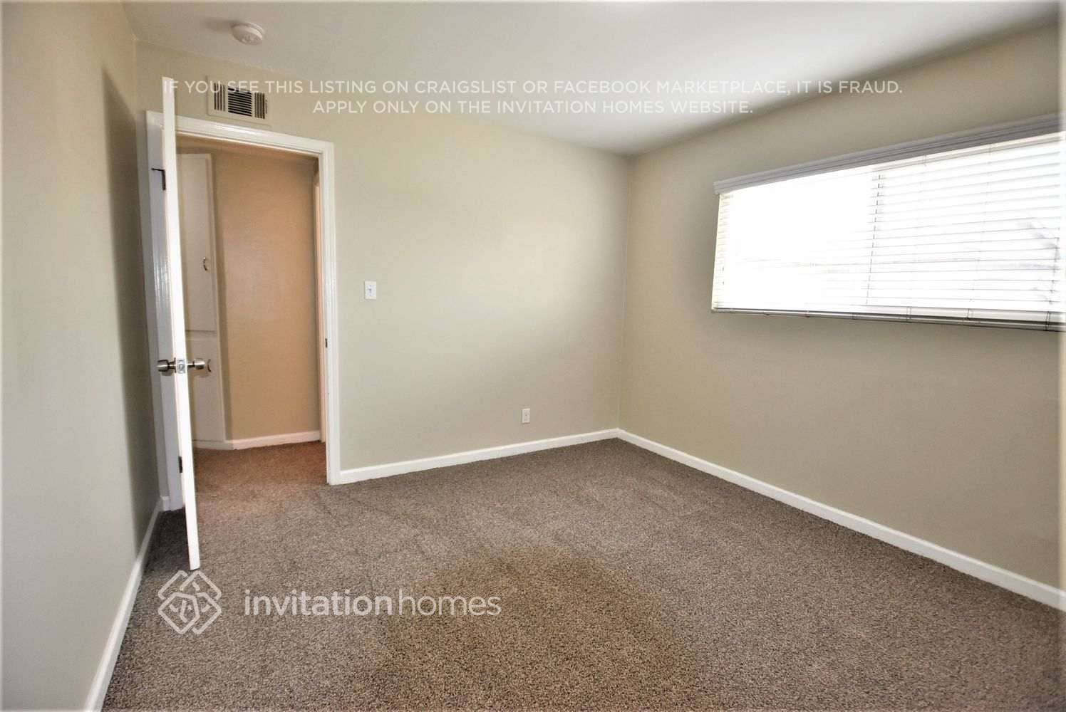 Building Photo - 835 E Claude St