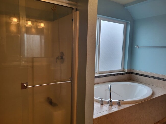 Building Photo - **$500 Move In Special**Beautiful 3 Bed 2.5 Bath 3 story home in South Hill Puyallup