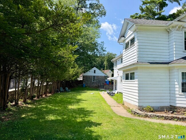 Building Photo - 332 Robbins St