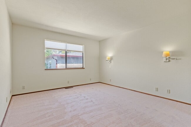 Building Photo - Utilities Paid! 3 Bedroom in Hayward with ...