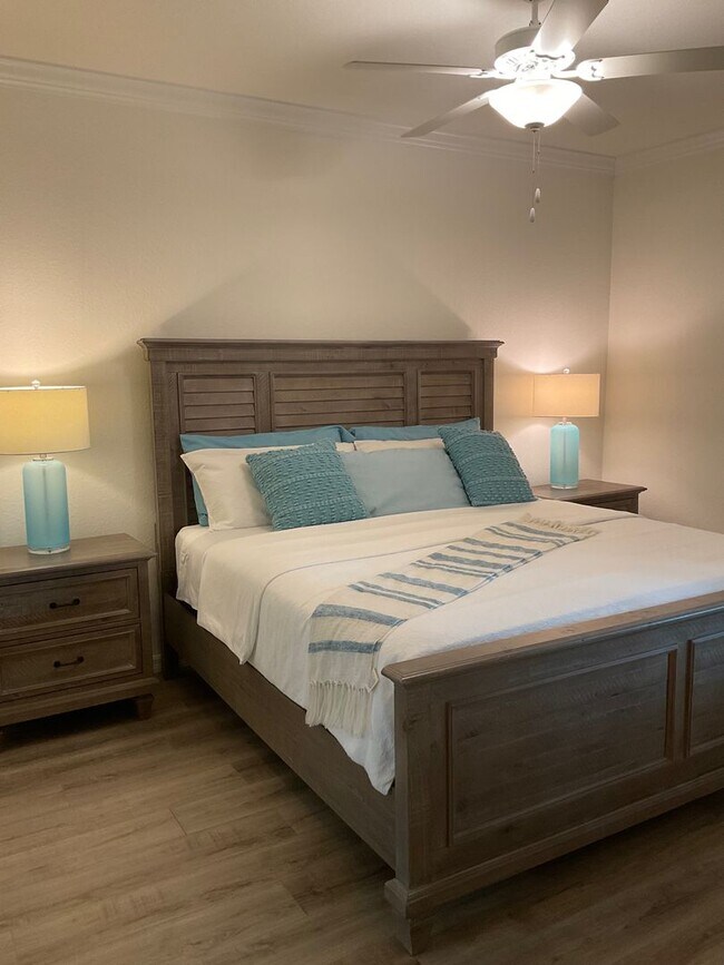 Building Photo - 2/2/ CONDO AVAILABLE NOV, DEC,@ THE  LAKEW...