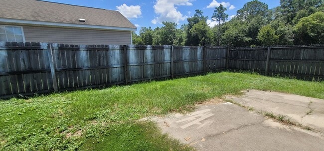 Building Photo - MODERN 3/2 w/ Garage, Fenced Yard, Washer/...
