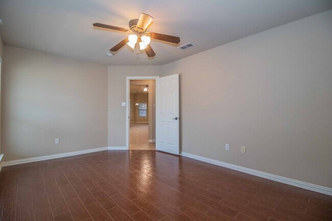 Building Photo - Beautiful Traditional Home on Over an Acre in Weatherford!