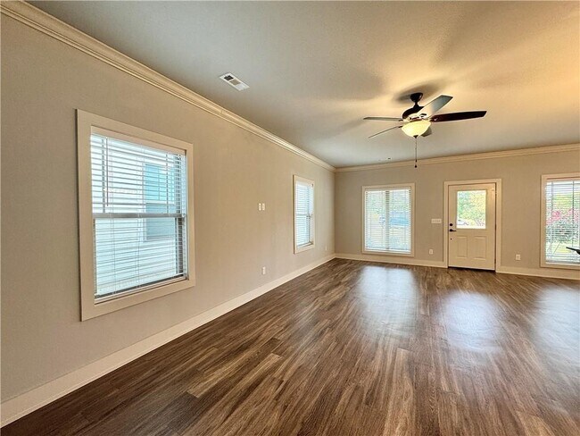 Building Photo - 1015 NE Hts Ln