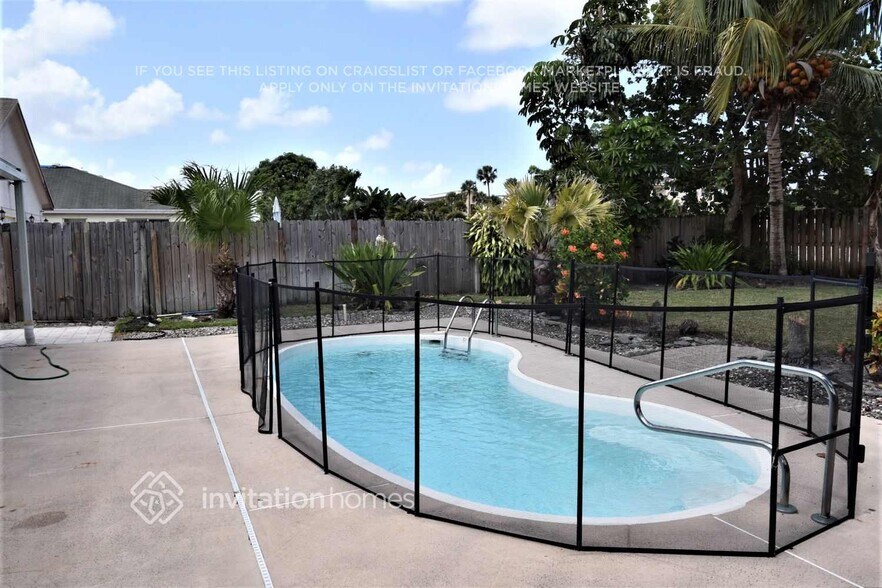 Building Photo - 1041 Park Hill Dr