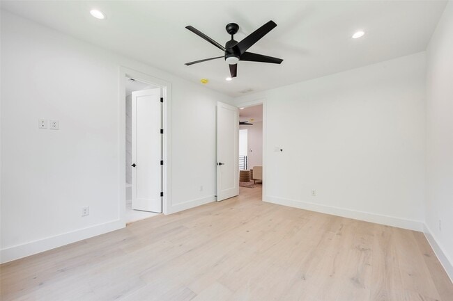 Building Photo - 5710 Vanderbilt Ave