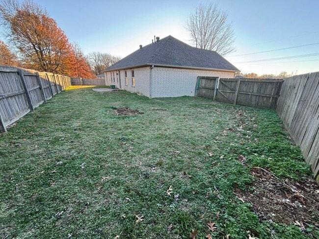 Building Photo - Fall Into Your New Home! 3 Bed, 2 Bath in Springdale Available November