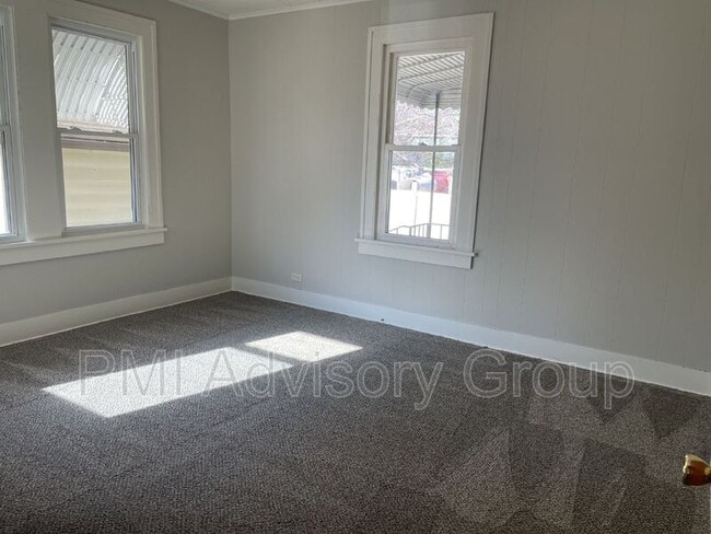 Building Photo - 721 SW Park Ln