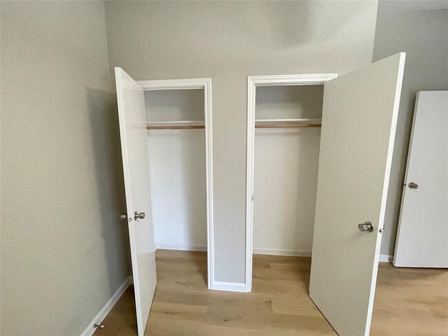 Building Photo - 128 Hall Dr S