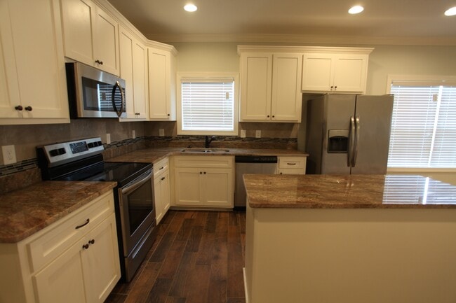 Building Photo - 3Bed/2bath Residential House off of Runningvine!!!