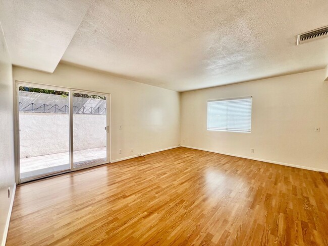 Building Photo - 631 Harvard Ave N