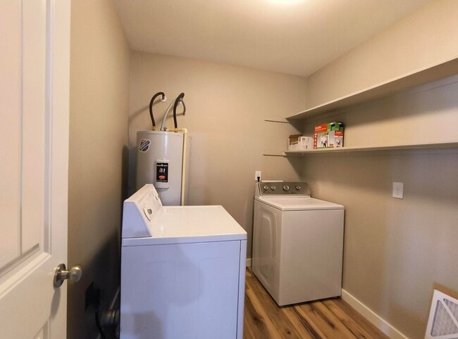Building Photo - Beautiful 3 Bed, 2 Bath Home – Fully Renov...