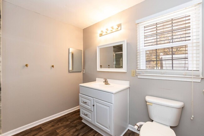 Building Photo - Three Bedroom Home!