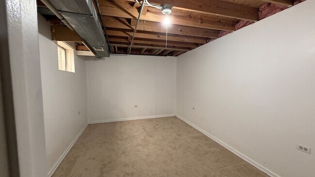 Building Photo - 646 White Ct