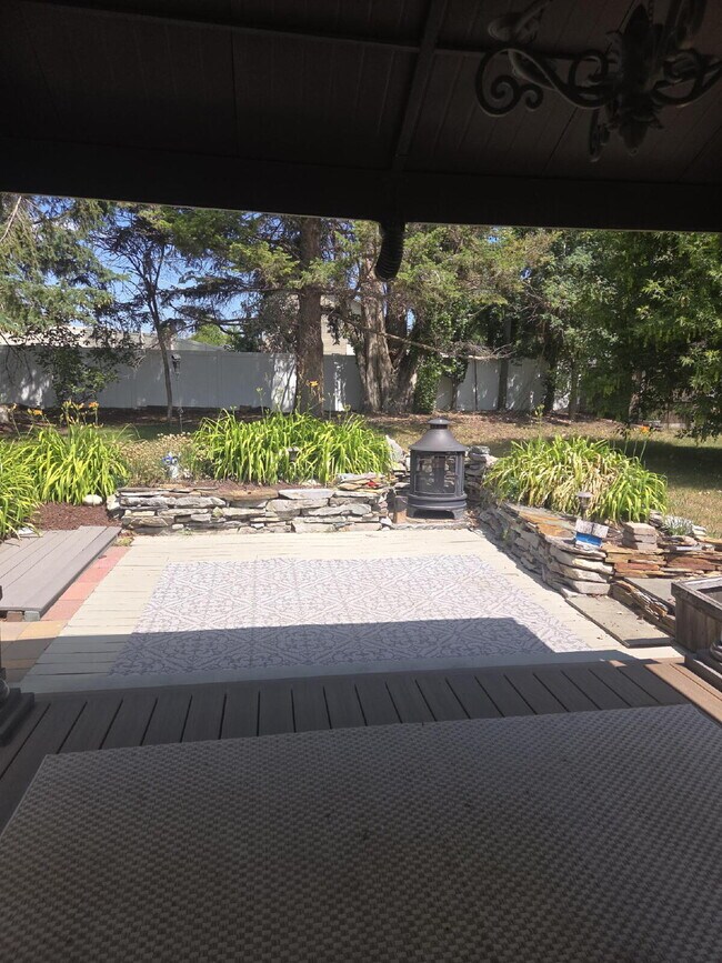 Building Photo - Spacious home in country setting, yet close to amenities