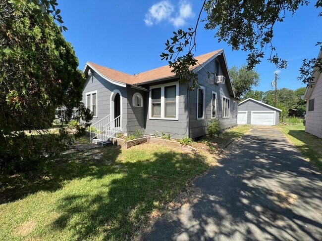 Building Photo - Great Home in Procter St!
