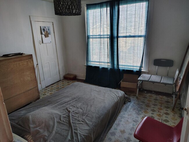 Building Photo - 353 W 26th St