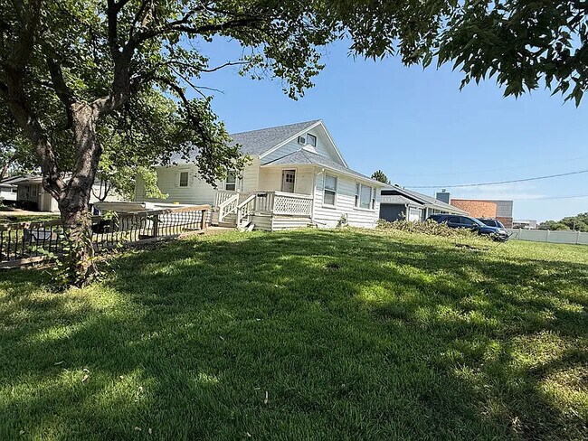 Building Photo - 538 E Prairie St
