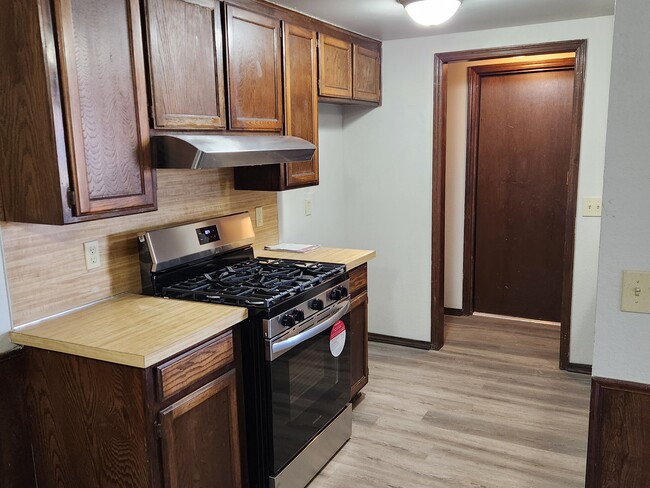 Kitchen w/ New Gas Range - 3028 SW 86th St