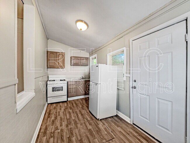 Building Photo - 1709 W Gaulbert Ave