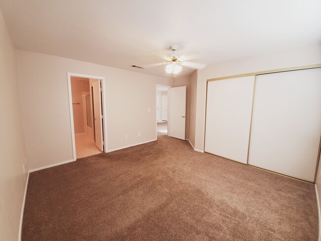 Building Photo - CUTE GATED 2BD/2BA CONDO IN LAS VEGAS!