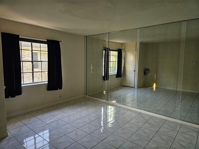 Building Photo - 7900 Westheimer Rd