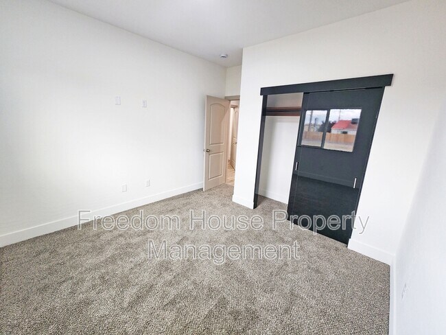 Building Photo - 1340 Arrowhead St