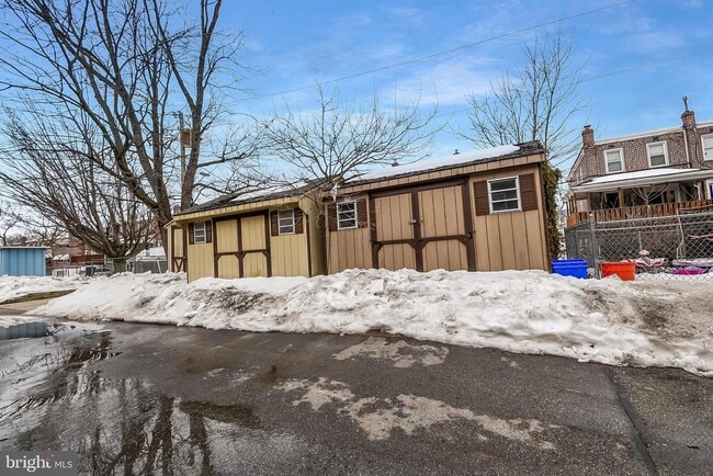 Building Photo - 807 Surrey Ln