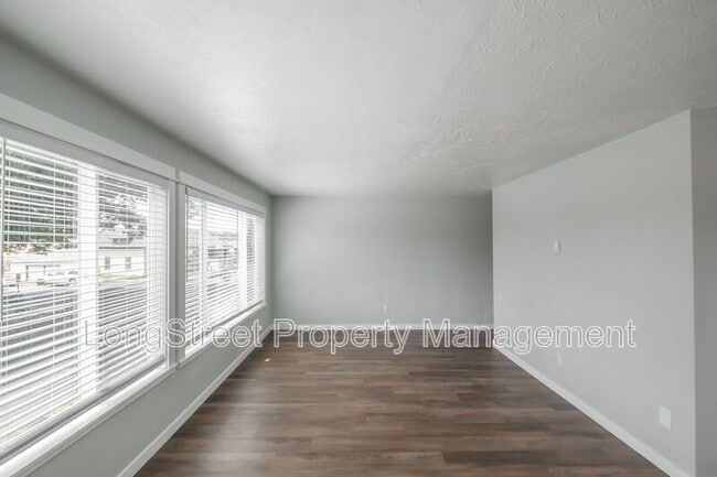 Building Photo - 205 SE 6th Ave