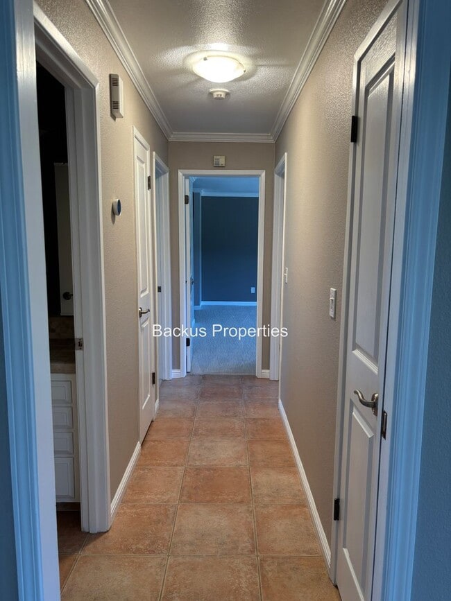 Building Photo - Wonderful property on large acre lot on Ta...