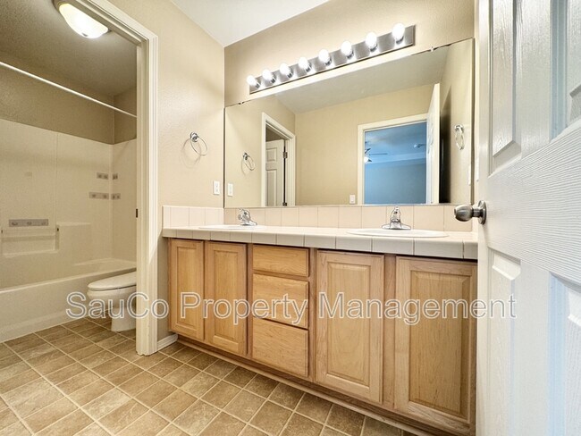 Building Photo - 4572 SE Olivewood St