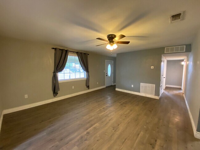 Building Photo - Large family home in Grape Creek!