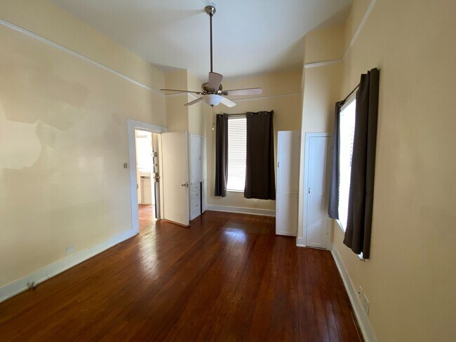 Building Photo - Charming & Updated 3 BR / 2 BA House Downtown & Walking Distance to the University of TX / Wood F...