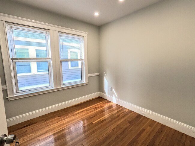 Building Photo - 3957 Washington St