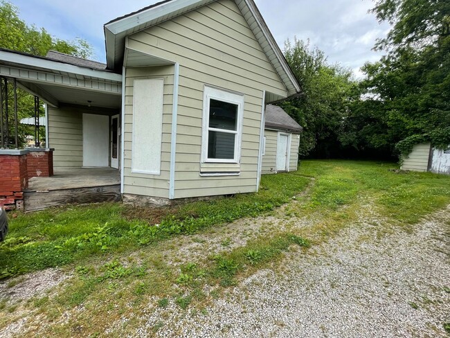 Building Photo - 1 Bed 1 Bath House with bonus room-Availab...