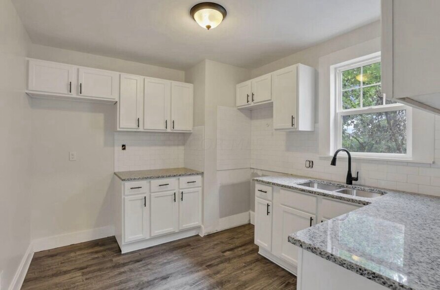 Kitchen - 1364 S Champion Ave