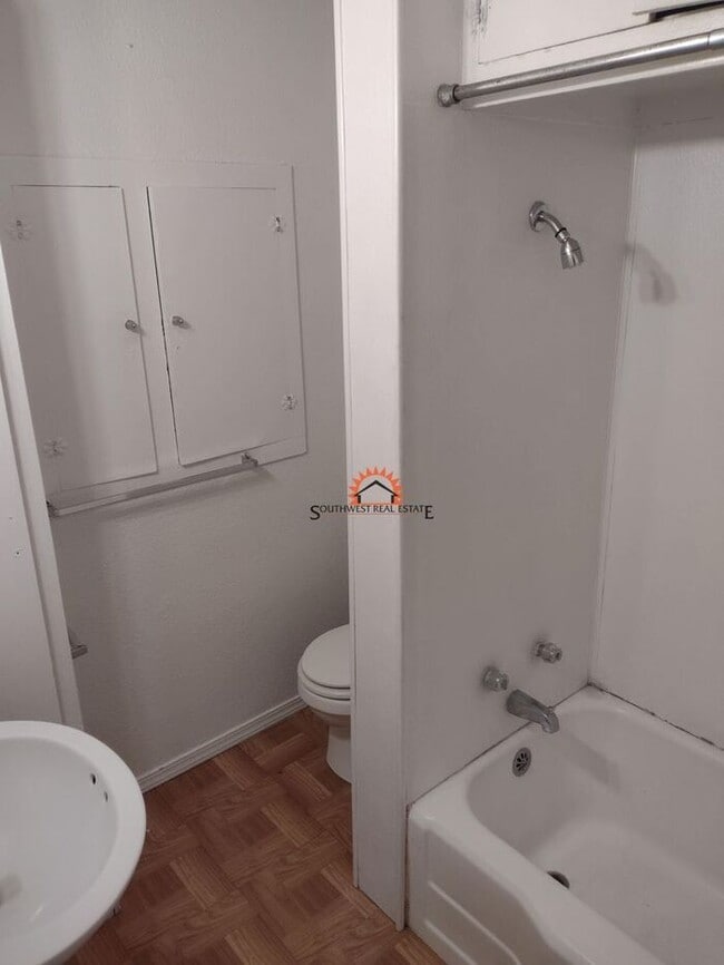 Building Photo - Large 1 Bed Apartment ALL BILLS PAID